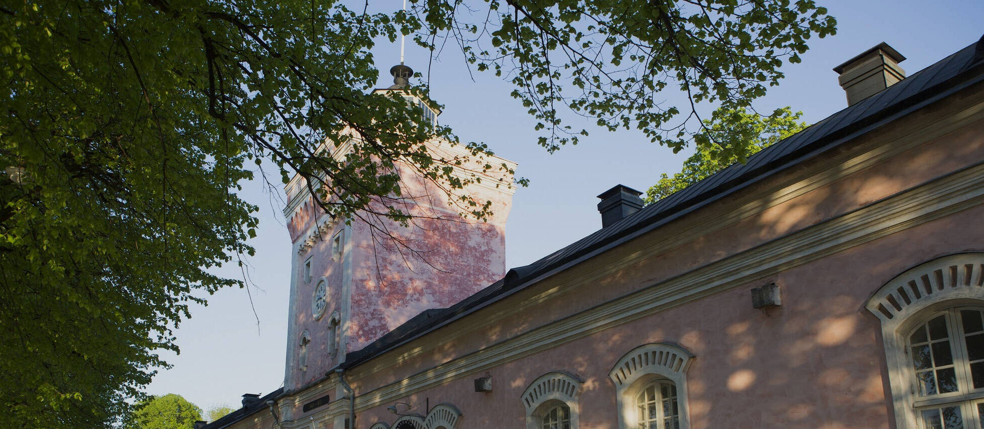 Kuva Suomenlinnan Rantakasarmista C1 otettuna sen edustalta.