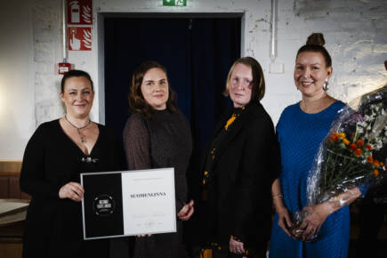 Helsinki Travel Award 2023 palkinnon sai Suomenlinnan hoitokunta. Koko Suomenlinnan puolesta palkintoa oli vastaanottamassa toiminnanjohtaja Petra Miessmer (Hostel Suomenlinna ja Suomen leirikouluyhdistys), ravintolatoimen johtaja Annika Niemonen (Ravintola Suomenlinnan Panimo ja Viaporin Deli & Café) ja toiminnanjohtaja Carita Wilenius-Rantala (Ehrensvärd-seura) ja matkailuasiantuntija Milla Öystilä (Suomenlinnan hoitokunta). Kuva: Helsingin matkailusäätiö, kuvaaja Antti Rintala.