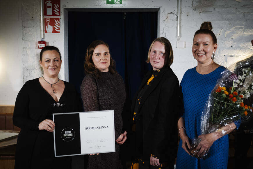 Helsinki Travel Award 2023 palkinnon sai Suomenlinnan hoitokunta. Koko Suomenlinnan puolesta palkintoa oli vastaanottamassa toiminnanjohtaja Petra Miessmer (Hostel Suomenlinna ja Suomen leirikouluyhdistys), ravintolatoimen johtaja Annika Niemonen (Ravintola Suomenlinnan Panimo ja Viaporin Deli & Café) ja toiminnanjohtaja Carita Wilenius-Rantala (Ehrensvärd-seura) ja matkailuasiantuntija Milla Öystilä (Suomenlinnan hoitokunta). Kuva: Helsingin matkailusäätiö, kuvaaja Antti Rintala.