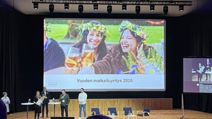 Vuoden matkailuyritys Helsingissä 2025 -palkintoa vastaanottamassa Helsingin matkailuseminaarissa 2025
