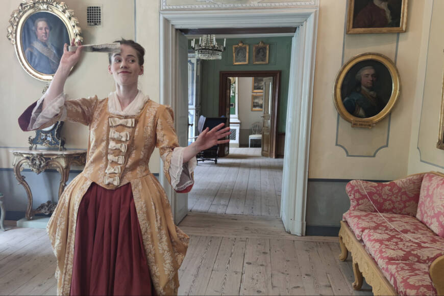 Ehrensvärd-museon salissa historiallinen 1700-luvun henkilöhahmo