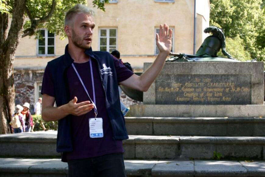 Suomenlinnan opastetun kierroksen opastus meneillään Suurella linnanpihalla Suomenlinnassa