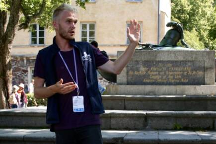 Suomenlinnan opastetun kierroksen opastus meneillään Suurella linnanpihalla Suomenlinnassa