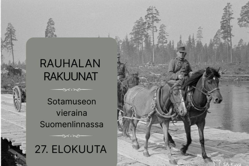 Mustavalkoinen kuva sota-ajalta. Kuvassa Hevosvaljakko vetää kärryjä sillalla. Kuvassa teksti "RAUHALAN RAKUUNAT Sotamuseon vieraina Suomenlinnassa 27. elokuuta".